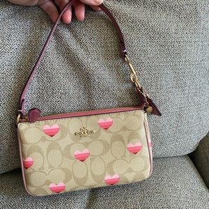 Coach Signature And Heart Print Shoulder Wallets / wristlet